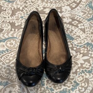 White Mountain Black Flats with Knot Accent